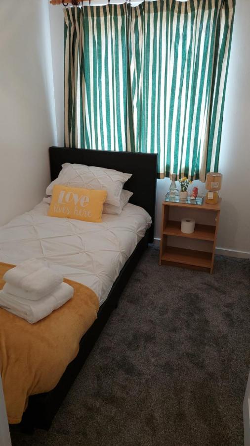Lizras Bed & Breakfast Farnworth Exterior photo